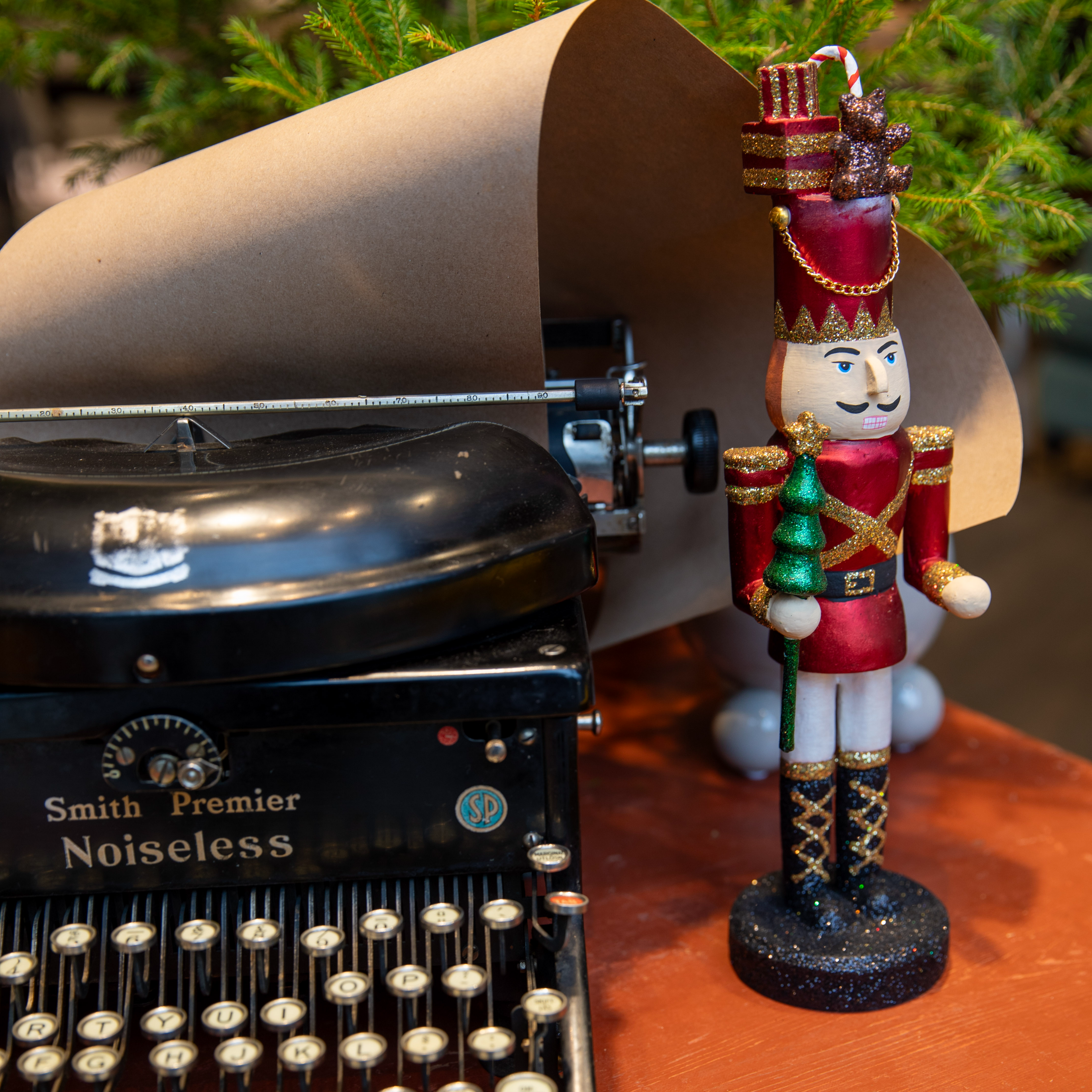 Juldekoration nötknäppare med julgran