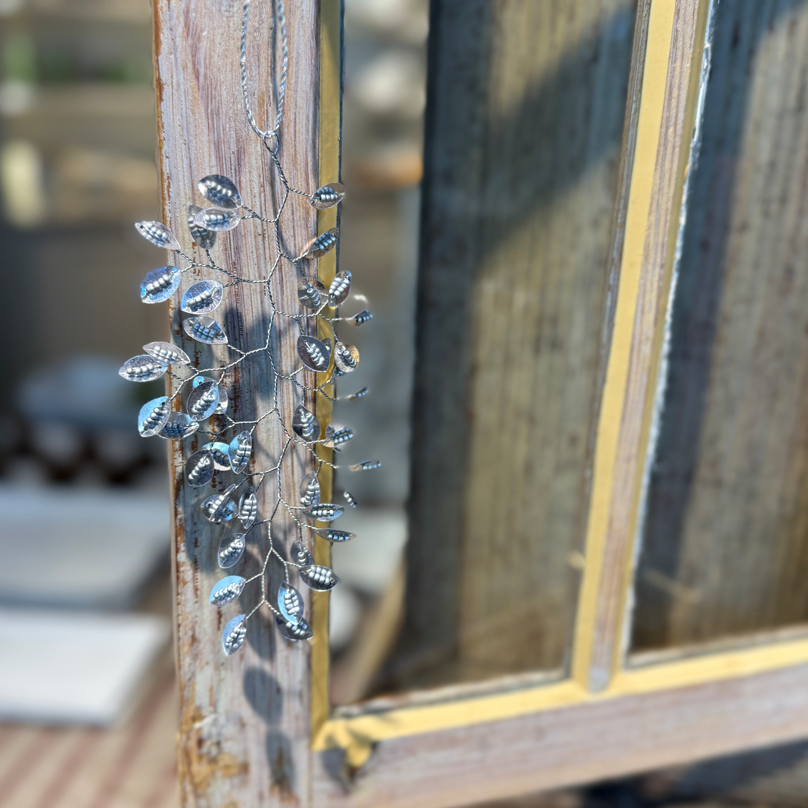 Grenformad metalldekoration silverfärgad 14 cm