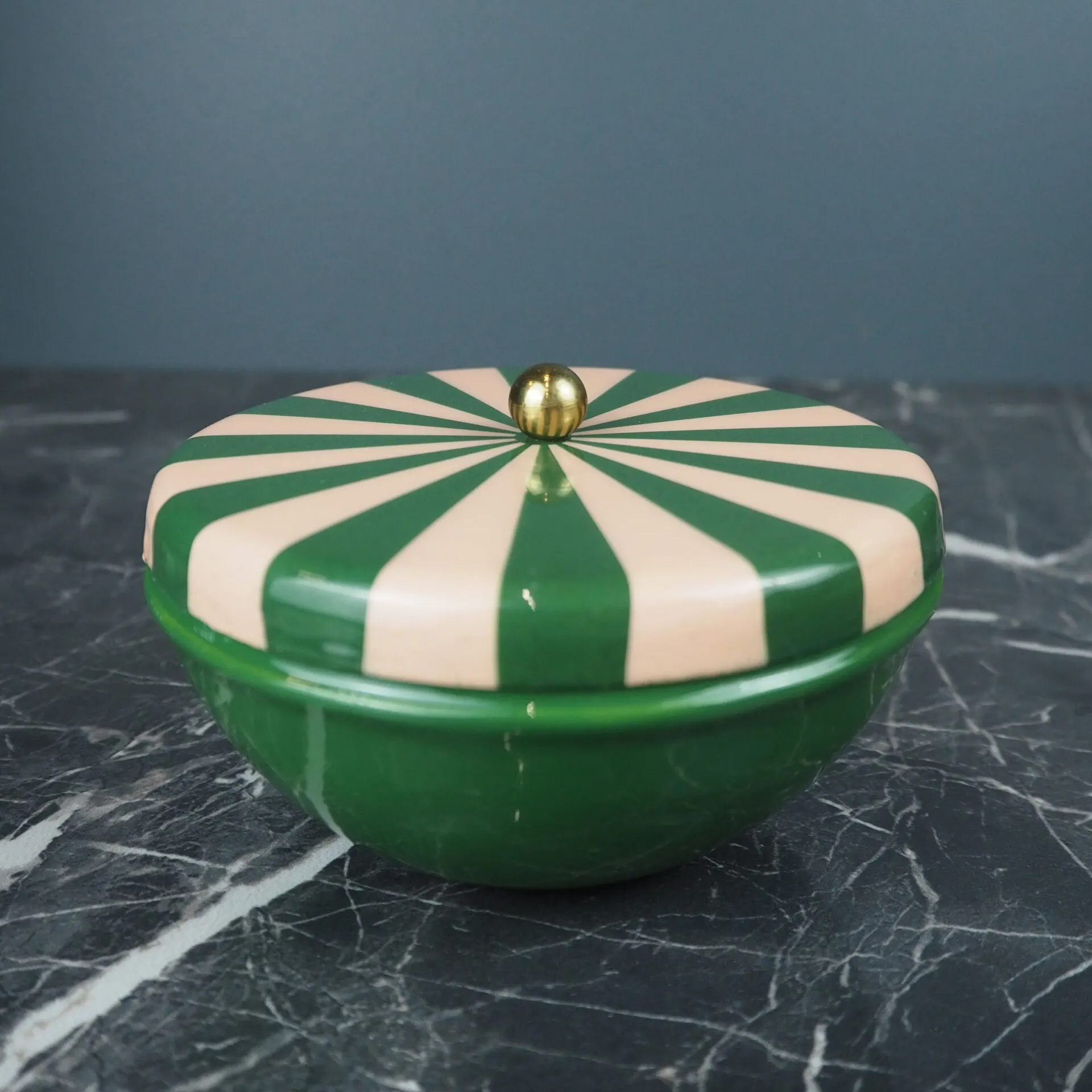 Metallask grön med randigt lock