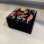 Smyckeslåda i svart sammet med svampar S 10x10x6cm
