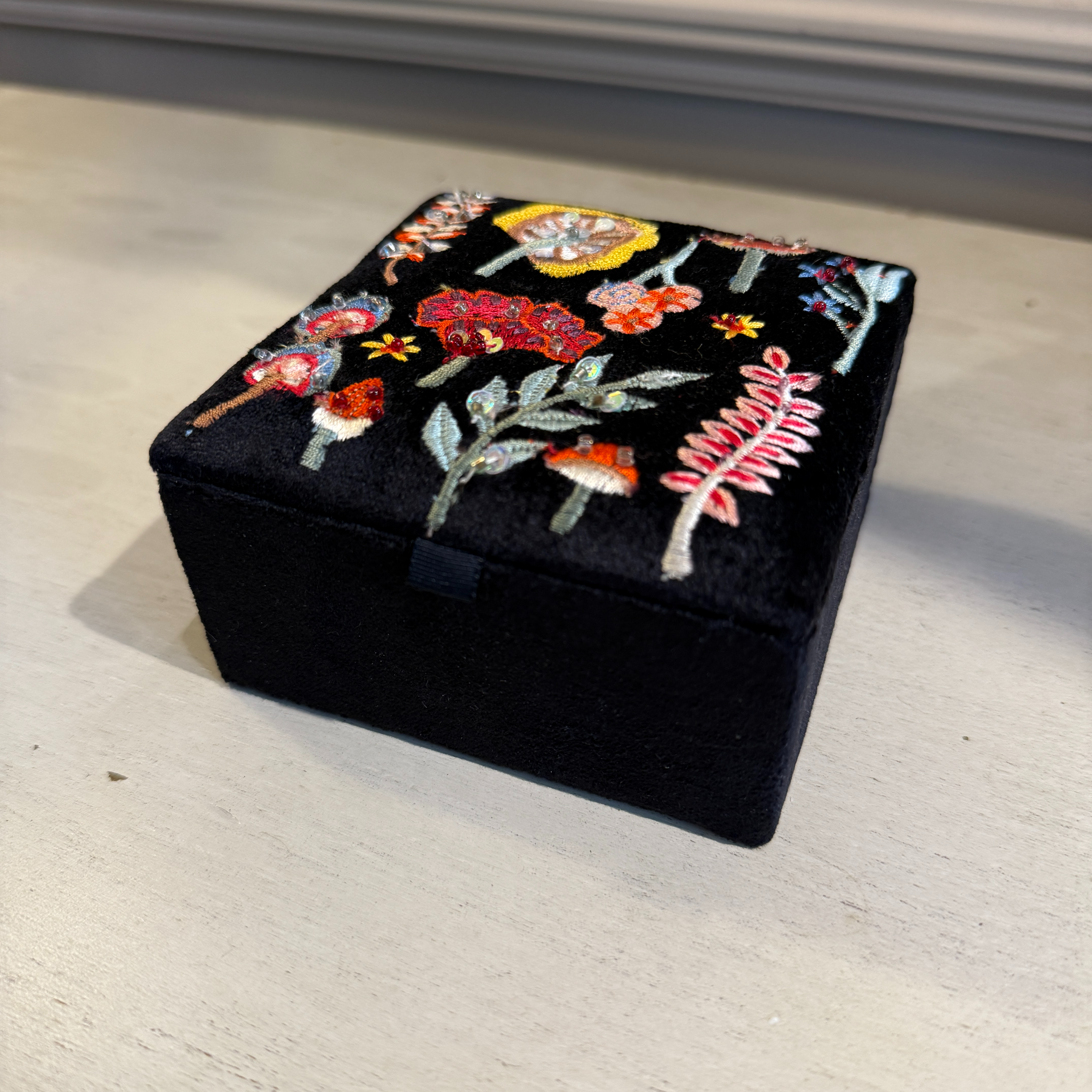 Smyckeslåda i svart sammet med svampar S 10x10x6cm