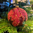 Julkula i glas röd med guldlöv 10cm
