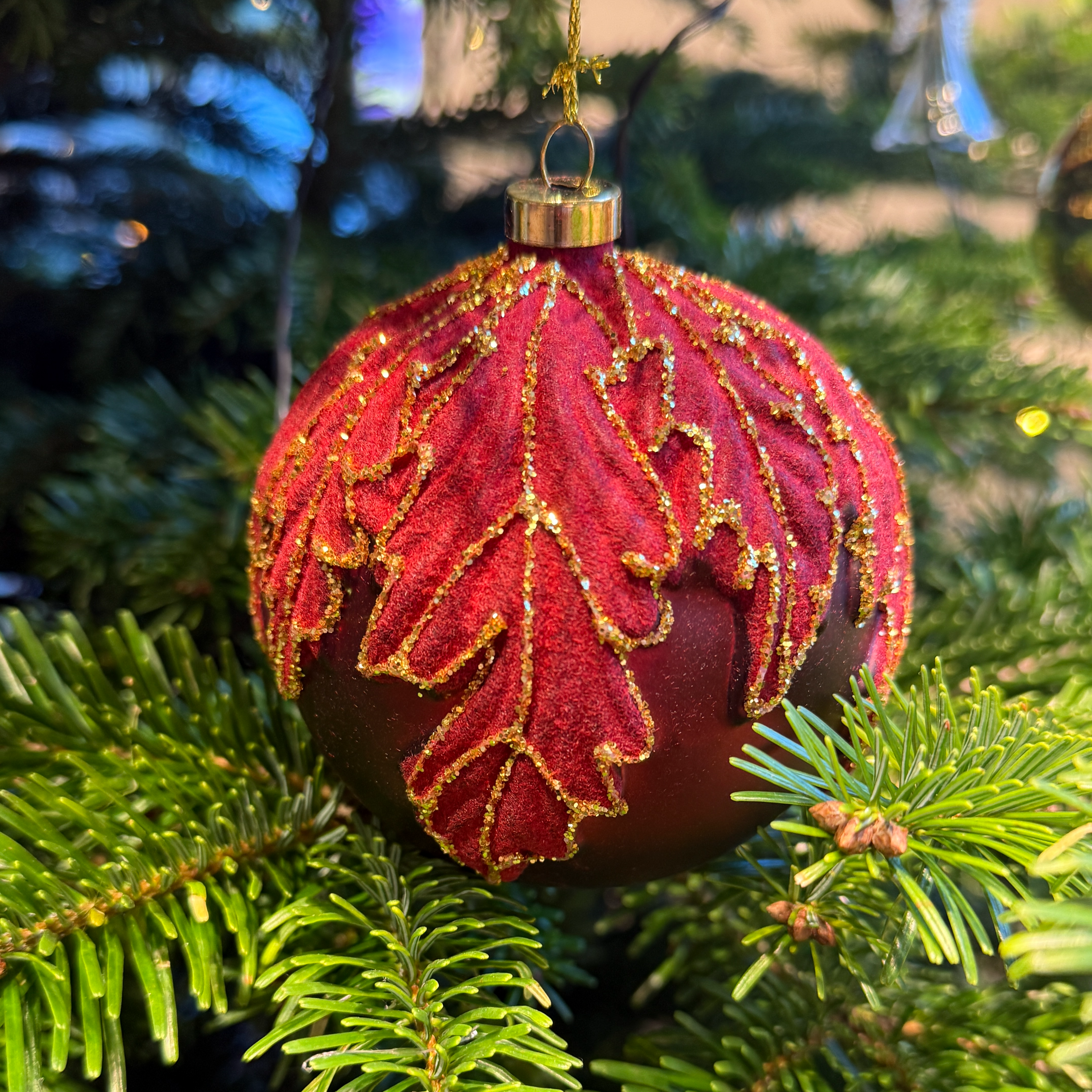 Julkula i glas röd med guldlöv 10cm