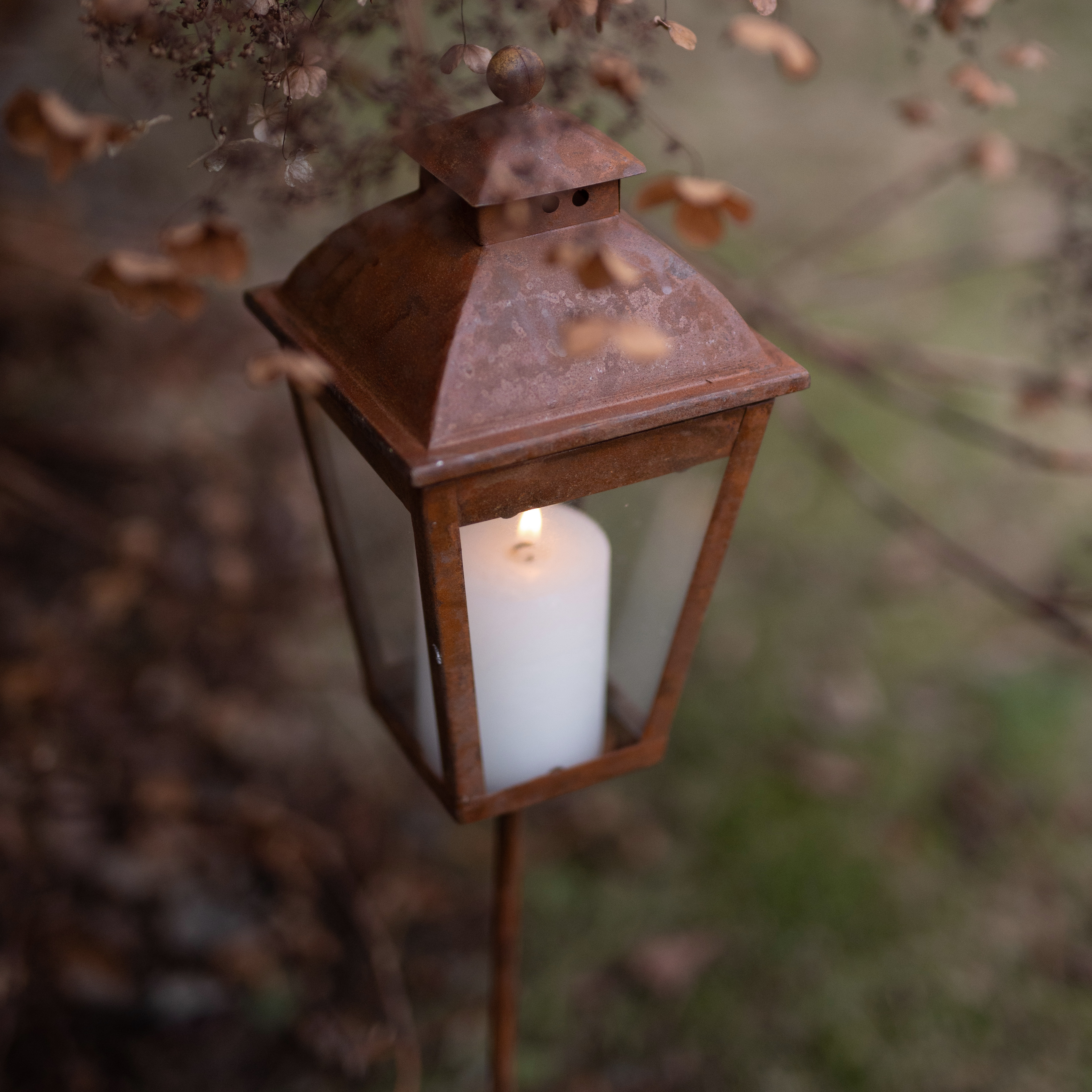 Helga Lykta på pinne rost