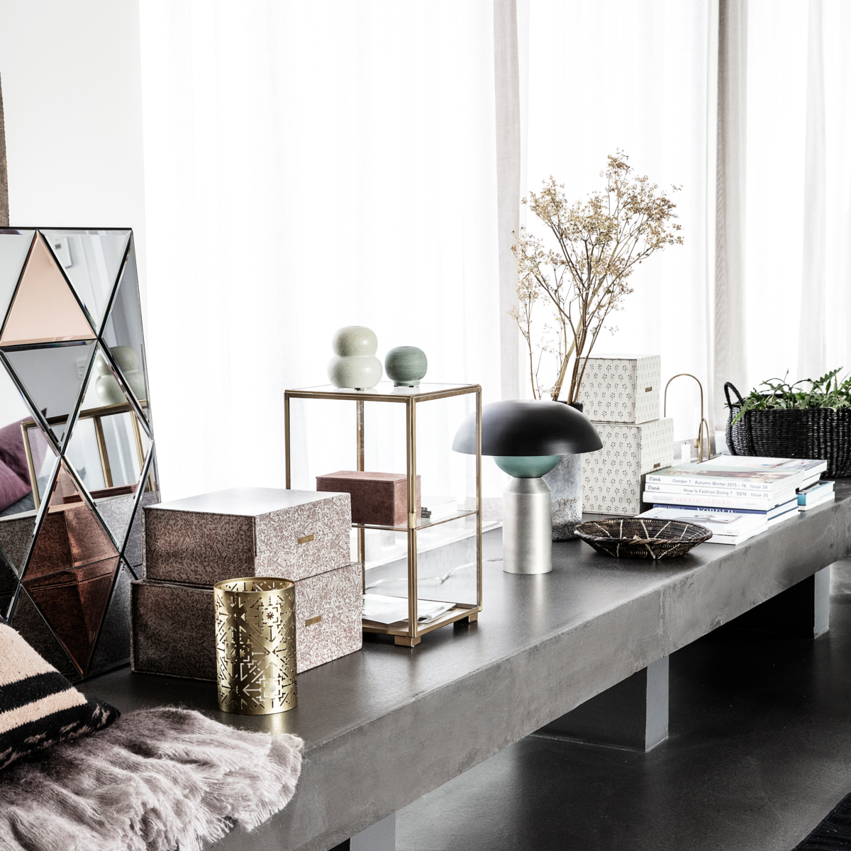 Bordsskåp i mässing och glas ett hyllplan