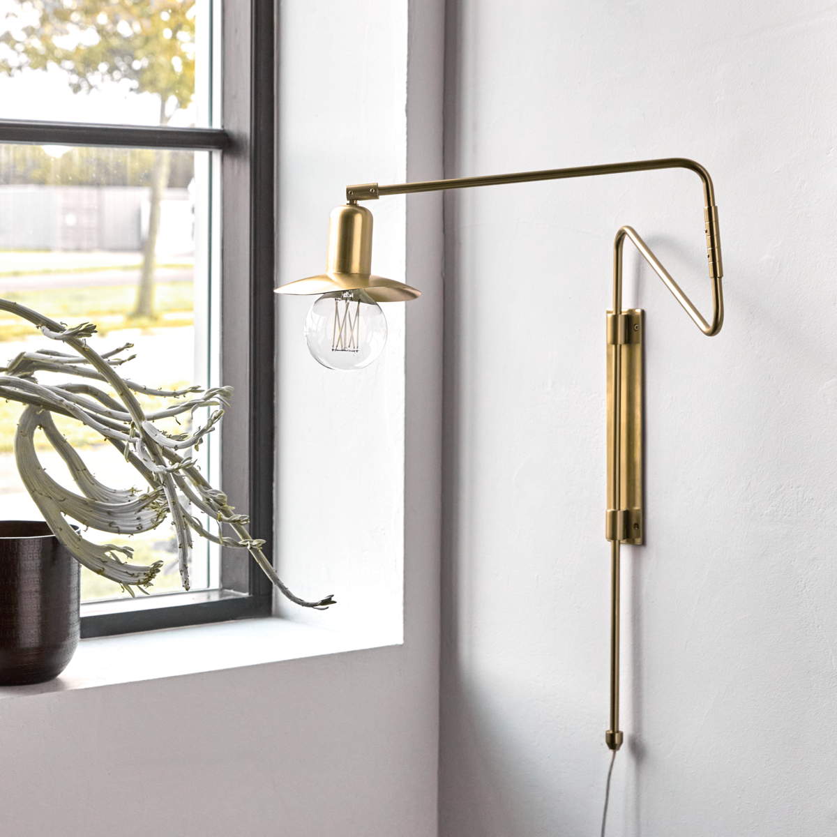 Vägglampa swingarm mässingsfärg
