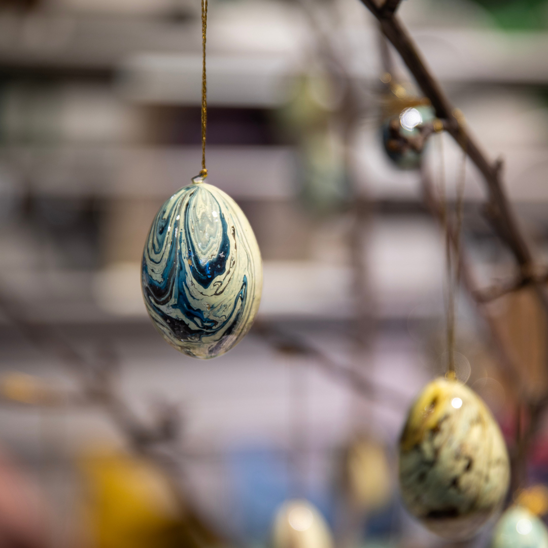 Påskägg med blå marmorering