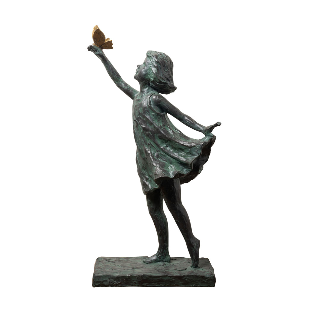 Staty tjej med fjäril