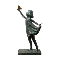 Staty tjej med fjäril
